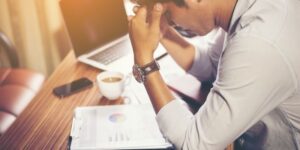 El estrés causa dolor de cabeza