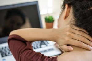 Dolor de cuello y garganta por estrés